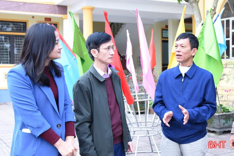 Ông Phạm Viết Linh (áo xanh) - nguyên Chủ tịch Ủy ban MTTQ xã Trung Lộc cũ xin nghỉ trước tuổi để tạo thuận lợi cho quá trình sắp xếp, bố trí cán bộ sau sáp nhập vào thị trấn Đồng Lộc. bqbht_br_can-loc-1a.jpg