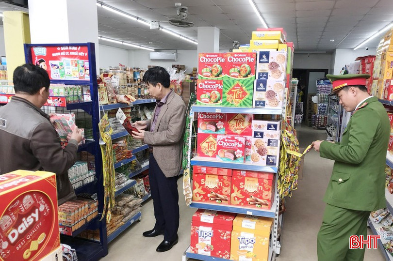 Trong thời gian chờ quyết định của cấp trên, ông Nguyễn Văn Lam (ở giữa) vẫn đang miệt mài thực hiện nhiệm vụ được giao. bqbht_br_can-loc-2a.jpg