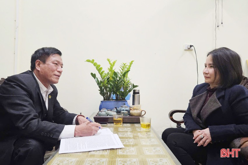 Ông Nguyễn Duy Đức thảo luận công việc với đồng nghiệp. bqbht_br_can-loc-3a.jpg