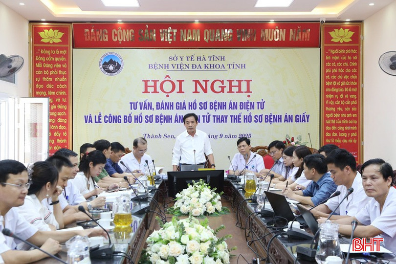 Lãnh đạo Sở Y tế phát biểu tại buổi thẩm định, tư vấn, đánh giá bệnh án điện tử của BVĐK tỉnh. bqbht_br_aa.jpg