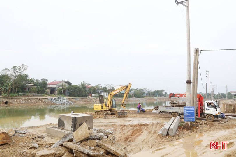 Các đơn vị thi công triển khai dự án kè kết hợp đường giao thông từ cầu Trí đến cầu Chợ Cầu. bqbht_br_img-3783a.jpg