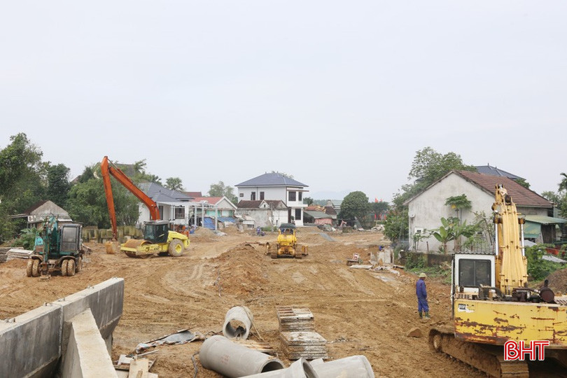 Dự án đường trung tâm thị trấn Kỳ Anh (đoạn 2) đang được các đơn vị thi công tập trung triển khai. bqbht_br_img-3745a.jpg