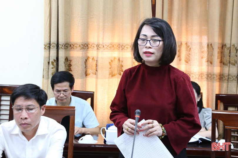 Phó Trưởng ban Tổ chức Tỉnh ủy Phan Thị Tố Hoa trao đổi, kiến nghị một số nội dung liên quan đến tổng biên chế năm 2025. bqbht_br_img-8083a.jpg