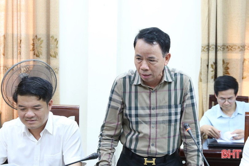 Giám đốc Sở Nội vụ Lê Minh Đạo trình bày tờ trình, dự thảo các nghị quyết thuộc lĩnh vực của ngành dự kiến trình kỳ họp 26, HĐND tỉnh. bqbht_br_2a.jpg