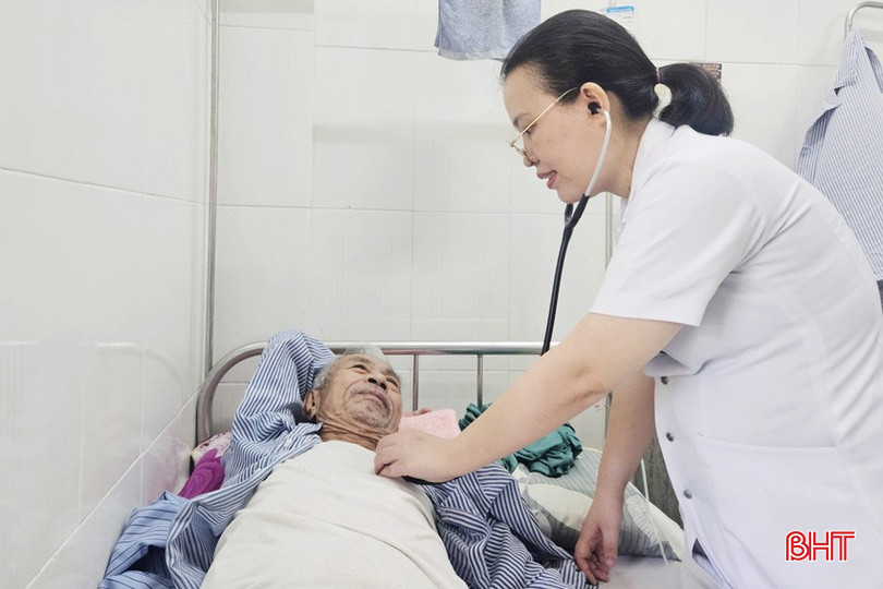 Thạc sỹ, bác sỹ nội trú Hoàng Thị Hạnh – Phó Trưởng khoa Nội tiết thăm khám cho người bệnh. bqbht_br_z7006569916795-4c639375a55f896d4deb24ccea173e69a.jpg