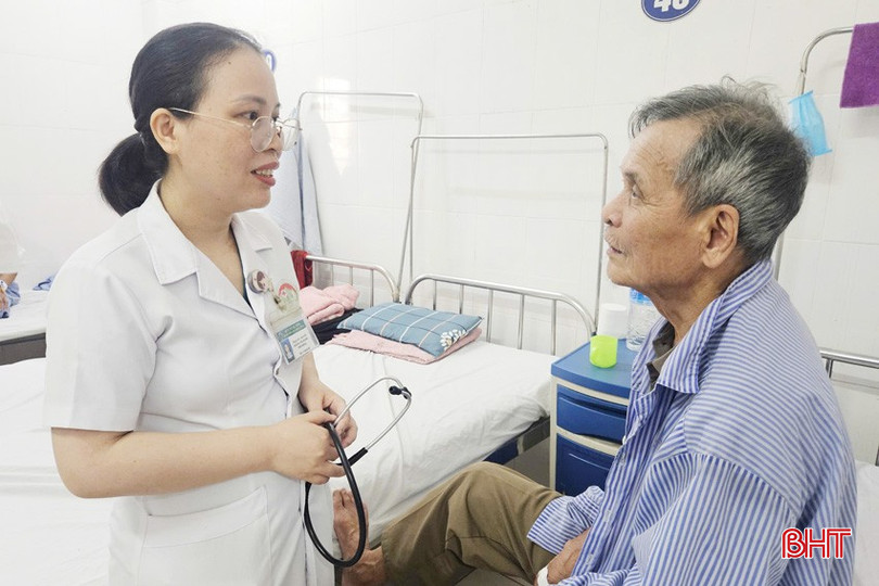 Thạc sỹ, bác sỹ nội trú Hoàng Thị Hạnh – Phó Trưởng khoa Nội tiết trao đổi với người bệnh. bqbht_br_z7006569934308-19aa045a2753a109a3c703420f486cb4a.jpg