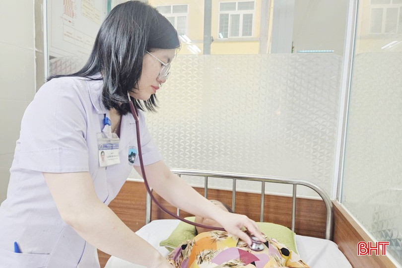 Bác sỹ nội trú Nguyễn Thị Minh Quý thăm khám cho một bệnh nhân vừa vào khoa. bqbht_br_z7006569904849-1ab4d0a67c1eec9ed1dd4171031b9f28a.jpg