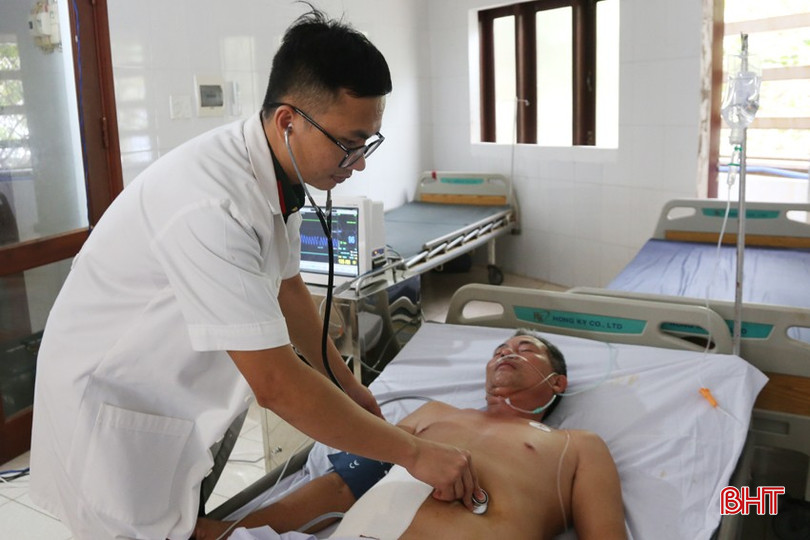 Đại úy, bác sỹ Hồ Sỹ Ngọc – Bệnh viện Quân y 175 thăm khám cho ngư dân bị viêm ruột thừa. bqbht_br_4a-241.jpg