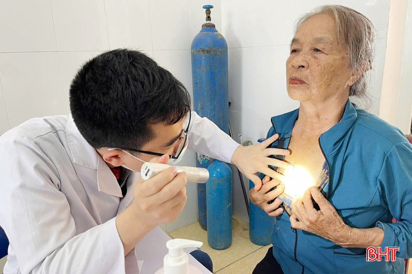 Trung tâm Kiểm soát bệnh tật Hà Tĩnh phối hợp với Bệnh viện Da liễu Trung ương khám sàng lọc bệnh phong và các bệnh về da liễu cho người dân. bqbht_br_phong-3a.jpg