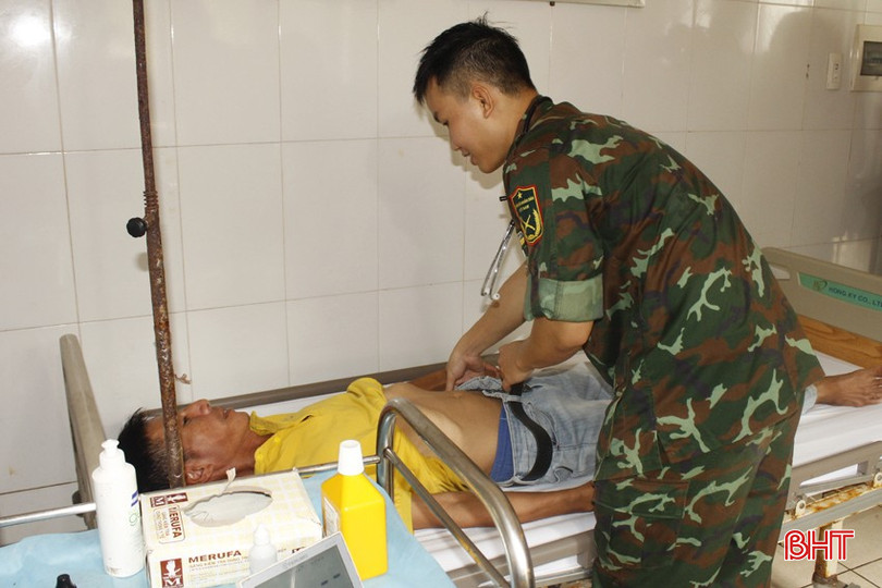 Bác sỹ thăm khám cho một người dân sinh sống trên đảo. bqbht_br_1a-8930.jpg