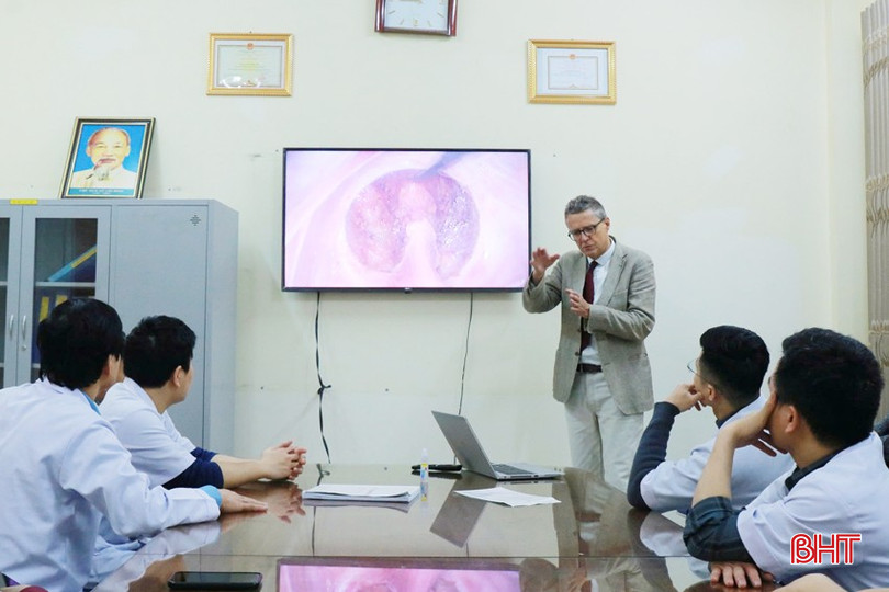 Bác sỹ David Lechaux trao đổi chuyên môn với bác sĩ Khoa Ngoại tiêu hóa. bqbht_br_bv-tinh-3a.jpg