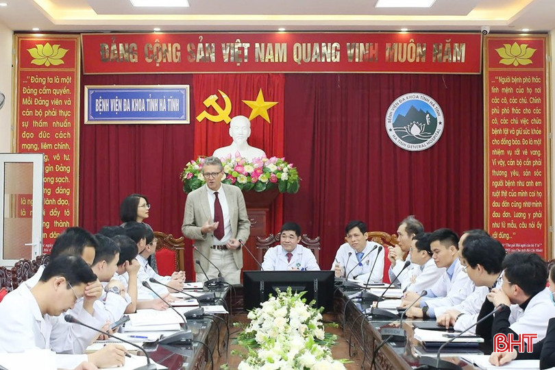 Bác sỹ David Lechaux gặp gỡ, trao đổi với các y bác sỹ Bệnh viện Đa khoa tỉnh Hà Tĩnh. bqbht_br_bv-tinh-7a.jpg