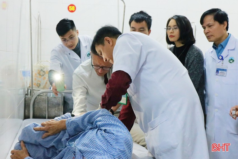 Bác sỹ David Lechaux trực tiếp thăm khám cho người bệnh. bqbht_br_bv-tinh-5a.jpg