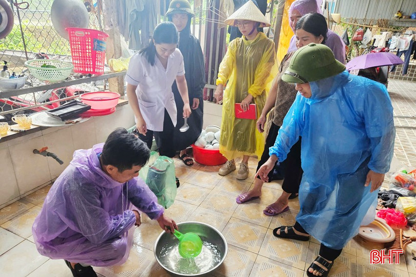 Cơ quan chức năng hướng dẫn người dân khử trùng nguồn nước bằng Cloramin B. Cơ quan chức năng hướng dẫn người dân khử trùng nguồn nước bằng Cloramin B.