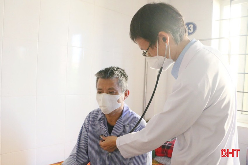 Bác sỹ Thái Thọ thăm khám cho một bệnh nhân bị đái tháo đường. bqbht_br_anh-dai-thao-duong-3a.jpg