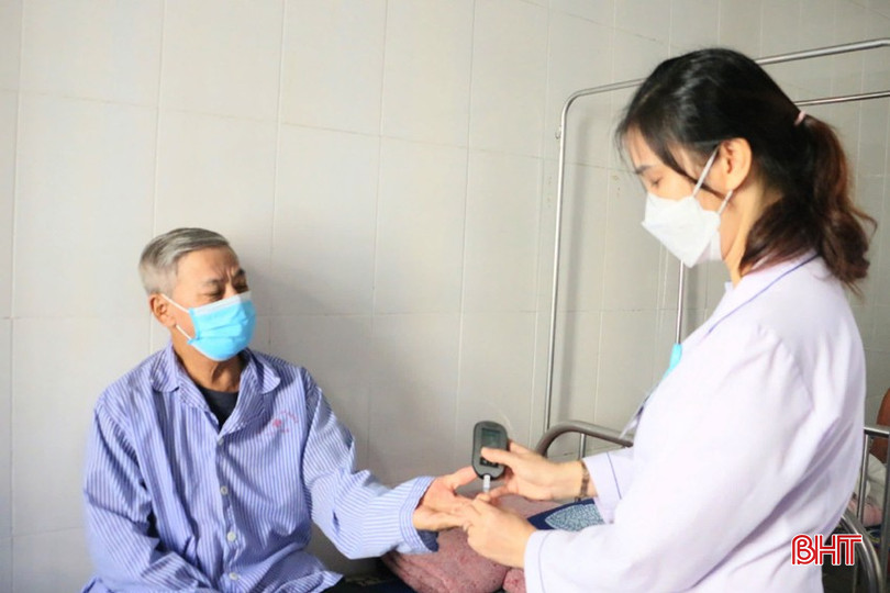 Cán bộ y tế đo đường huyết cho bệnh nhân đái tháo đường. bqbht_br_anh-dai-thao-duong-2a.jpg