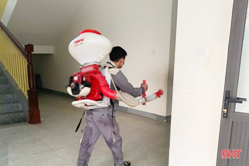 Ngành Y tế Nghi Xuân tổ chức phun hóa chất khử khuẩn tại các trường học trên địa bàn xã Xuân Hồng. bqbht_br_z6003987475880-ffb6f1d1aaacd513eb9c4e95404bc831a.jpg
