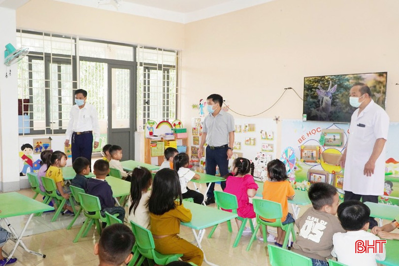 Lãnh đạo Trung tâm Kiểm soát bệnh tật tỉnh giám sát công tác phòng, chống bệnh sởi tại các trường học. bqbht_br_giam-sat-soi-huong-tracha.jpg