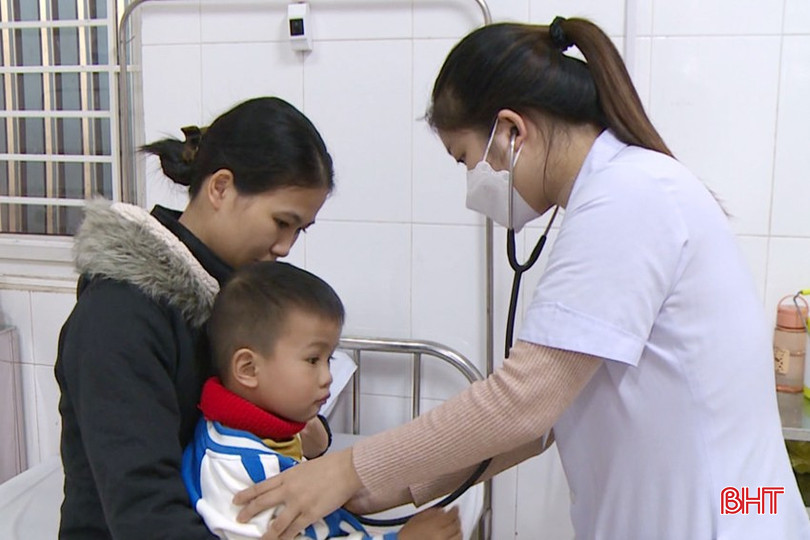 Bác sỹ thăm khám cho một trường hợp bị cúm A. bqbht_br_cum-2a.jpg