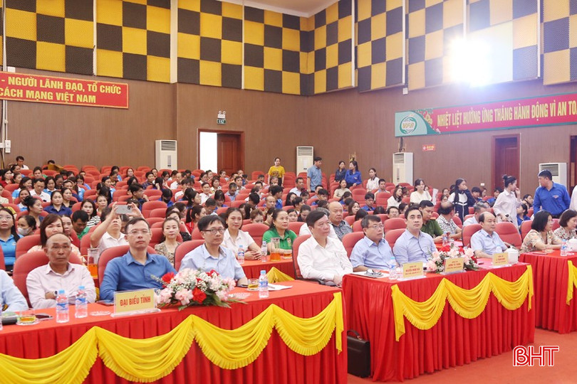 Đại biểu tham dự lễ phát động. bqbht_br_1a.jpg