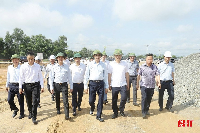 Chủ tịch UBND tỉnh Võ Trọng Hải và Phó Chủ tịch UBND tỉnh Trần Báu Hà kiểm tra, đôn đốc tháo gỡ các vướng mắc, tồn đọng tại các dự án đầu tư công trên địa bàn huyện Thạch Hà trước thềm sáp nhập. bqbht_br_3chu-tich-ubnd-tinh-vo-trong-hai-kiem-tra-don-doc-thao-go-cac-kho-khan-vuong-mac-ton-dong-cac-du-an-lon-o-thach-ha-ngay-56a.jpg