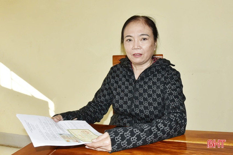 Chị Trần Thị Thanh Hà mong muốn ngành chức năng sớm có hướng dẫn cụ thể để gia đình xử lý các thông tin sai lệch giữa huy chương và thẻ căn cước công dân của bà Trần Thị Thanh. bqbht_br_nguoi-co-cong-1a.jpg
