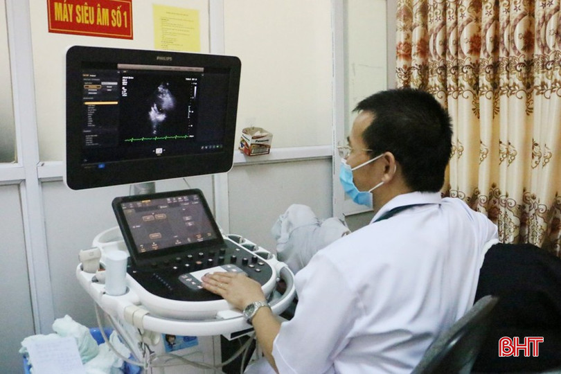 Bác sỹ BVĐK tỉnh kiểm tra cho một bệnh nhân bị cúm trên bệnh nền tim mạch. bqbht_br_sieu-am-cuma.jpg