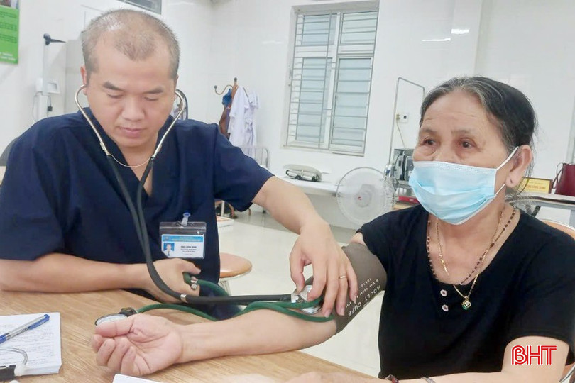 Cán bộ Trung tâm Kiểm soát bệnh tật tỉnh kiểm tra sức khỏe cho người dân trước khi tiêm vắc-xin phòng cúm mùa. bqbht_br_tim-va-xin-cuma.jpg