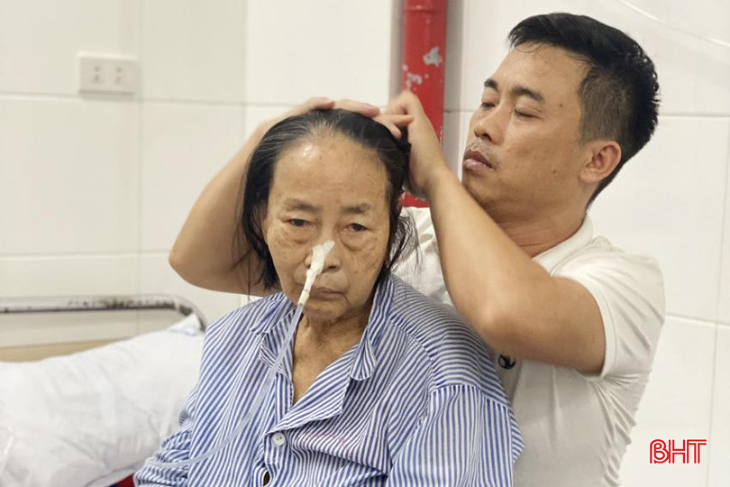 Anh Thành tận tình chăm lo cho mẹ. cham me 6A.jpg