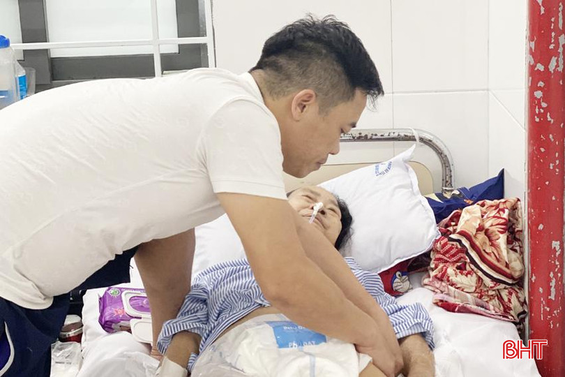 Anh Thành ngày ngày túc trực, chăm sóc mẹ tại bệnh viện. cham me7A.jpg