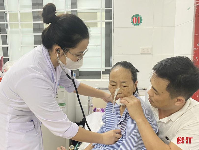 Với sự kiên trì, nỗ lực trong điều trị phục hồi nên bệnh tình của mẹ anh Thành đã có bước tiến triển tích cực. cham me 4A.jpg
