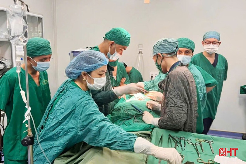 Một ca phẫu thuật cho bệnh nhân tại Trung tâm Y tế huyện Đức Thọ. bqbht_br_phau-thuat-noi-soia.jpg