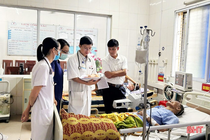 Các bác sỹ tiến hành thăm khám, hội chẩn cho một ca bệnh nặng. bqbht_br_hoi-chana.jpg