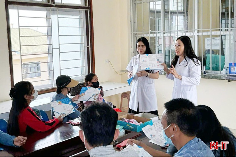 Cán bộ Trung tâm Kiểm soát bệnh tật tỉnh tuyên truyền phòng, chống tác hại thuốc lá cho những bệnh nhân nhiễm HIV. bqbht_br_thuoc-la-1a.jpg