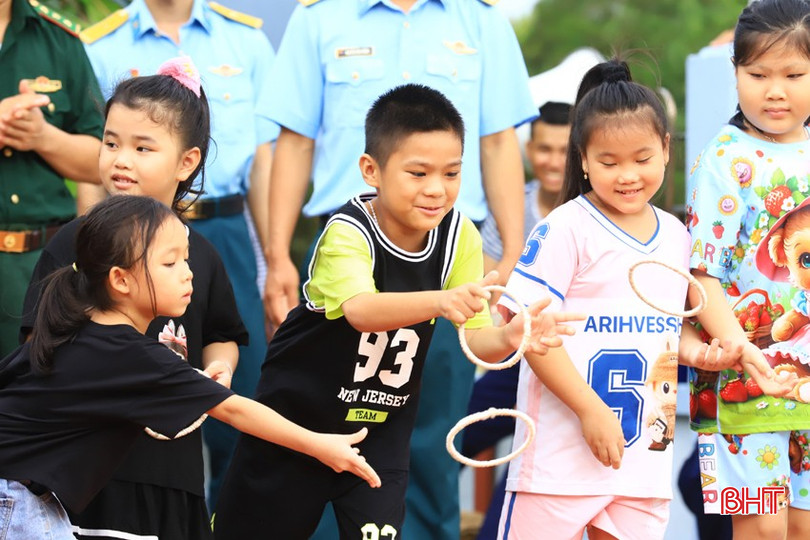 Trẻ em trên đảo được tham gia các trò chơi. bqbht_br_img-8270a.jpg