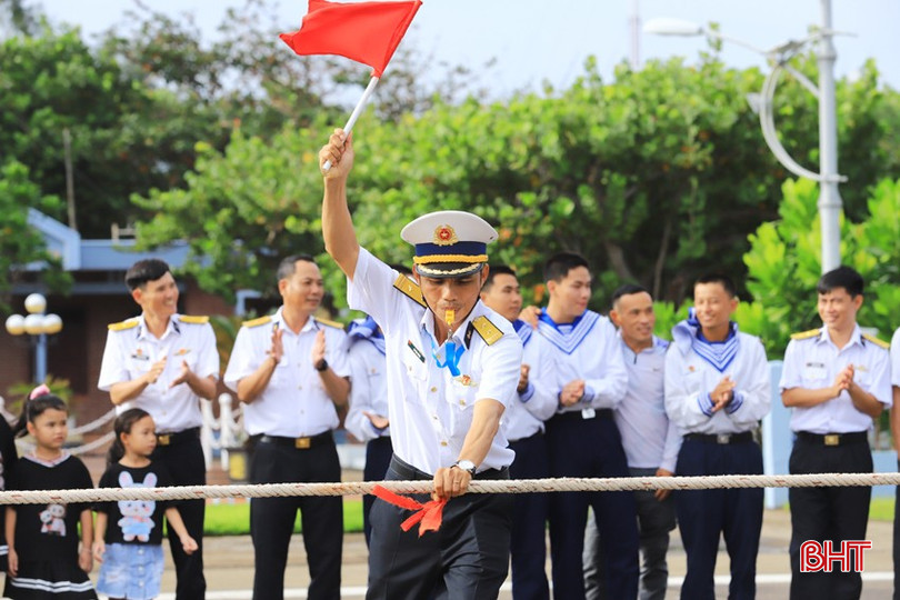 Thi kéo co giữa quân và dân trên đảo. bqbht_br_img-8076a.jpg