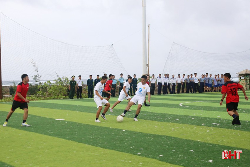 Sân bóng đá nhân tạo phục vụ cán bộ, chiến sỹ luyện tập. bqbht_br_img-5209a.jpg