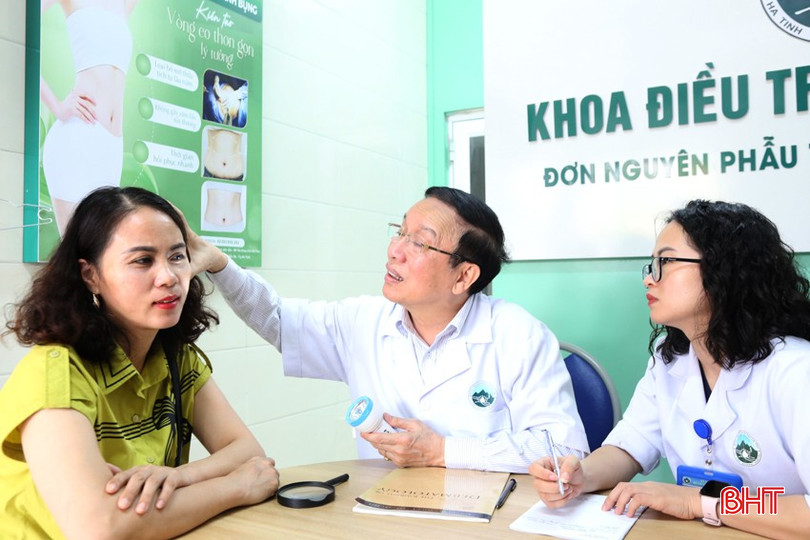 Giáo sư, Tiến sỹ, Thầy thuốc Nhân dân Trần Hậu Khang thăm khám và tư vấn điều trị. 1a-9320.jpg