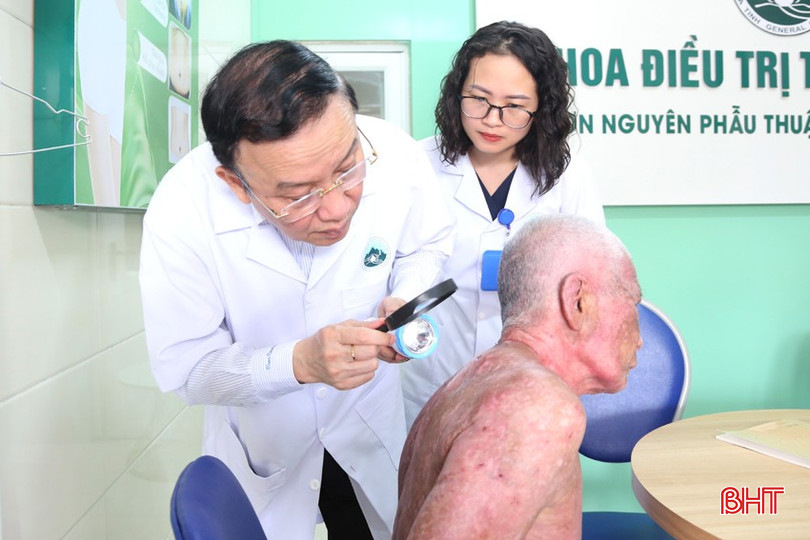 Thăm khám cho một ca bệnh nặng đang điều trị tại BVĐK tỉnh. 3a-7218.jpg