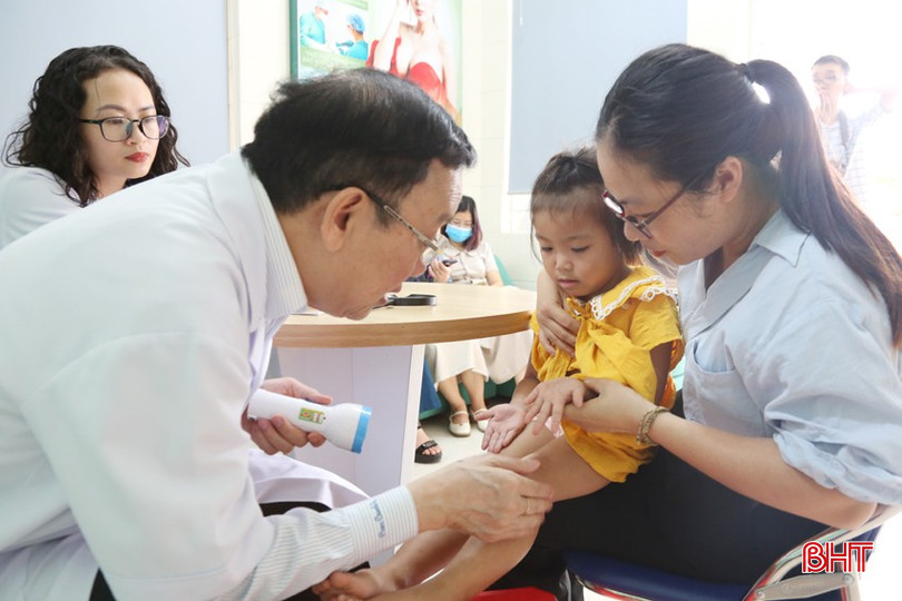 Thăm khám cho một trường hợp bệnh nhi. 2a-359.jpg