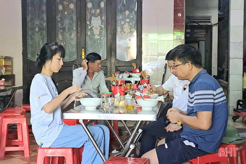Hút thuốc lá ngay trong lúc ăn sáng. bqbht_br_hut-thuoc-la-6a.jpg