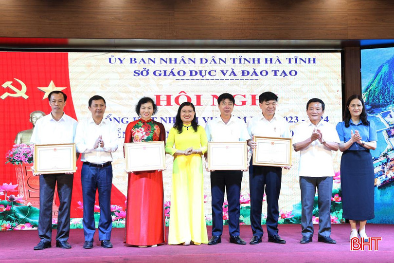 Trao bằng khen của Chủ tịch UBND tỉnh cho 4 tập thể có thành tích tiêu biểu trong năm học 2023-2024. 9B.jpg