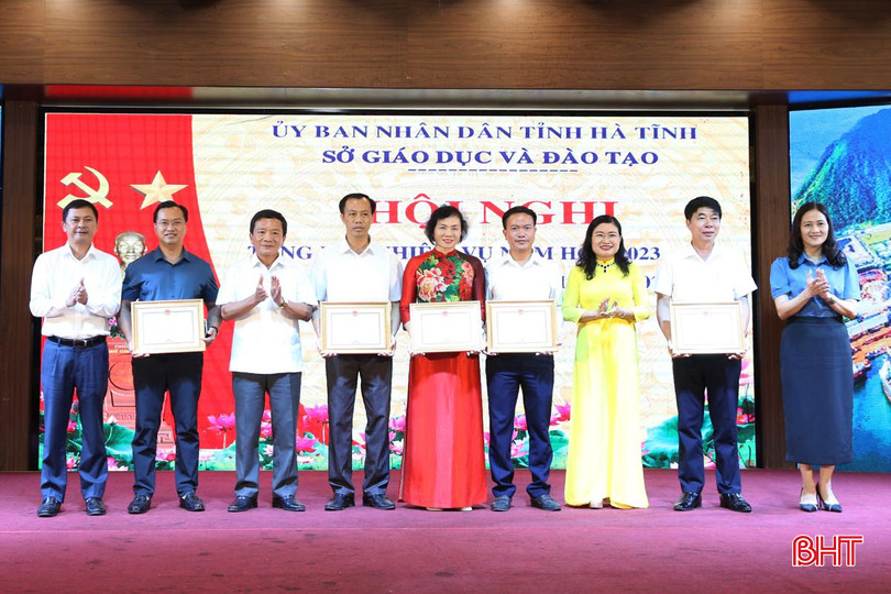 Trao tặng danh hiệu tập thể lao động xuất sắc năm học 2023-2024 cho 5 đơn vị. 8A.jpg