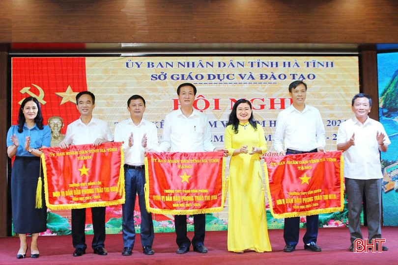Lãnh đạo tỉnh và Sở GD&ĐT tặng cờ thi đua của UBND tỉnh cho 3 tập thể. cxxxA.jpg