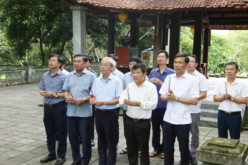Trước đó, đoàn công tác của Bộ VH-TT&DL và lãnh đạo sở, ban, ngành đã đi khảo sát thực tế và dâng hương tưởng niệm tại mộ và khu lưu niệm Lê Hữu Trác. 5A.jpg