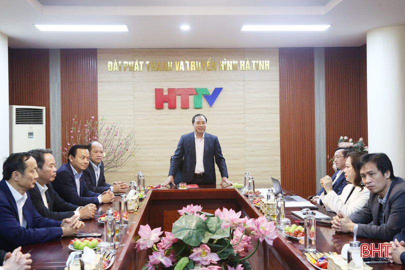 Bí thư Tỉnh ủy Hoàng Trung Dũng đánh giá cao các hoạt động của Đài PT-TH Hà Tĩnh trong năm 2024. bqbht_br_5a.jpg