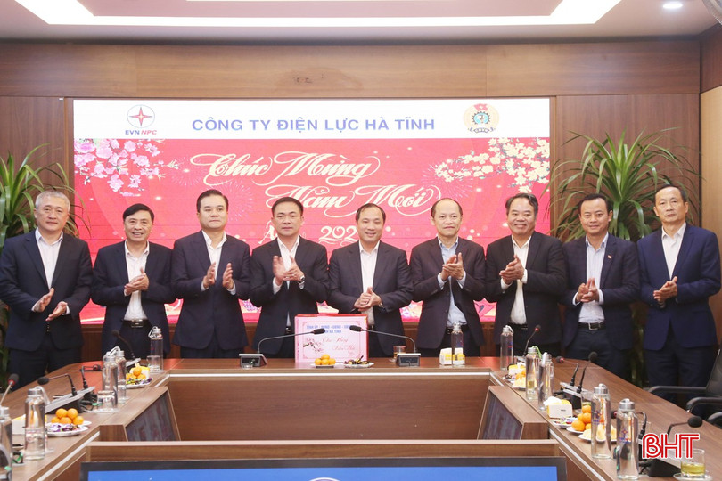 ...tặng quà cán bộ, công nhân công ty bqbht_br_4a.jpg