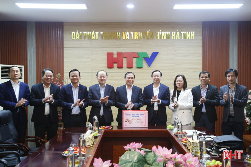 Lãnh đạo tỉnh tặng quà chúc tết Đài PT&TH tỉnh. bqbht_br_6a.jpg