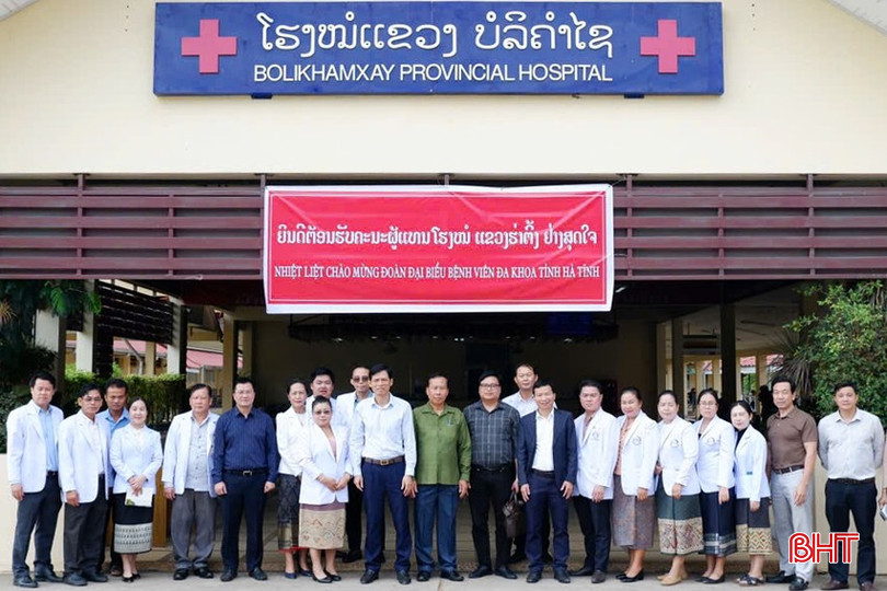 Đoàn công tác chụp ảnh lưu niệm. bqbht_br_bv-lao-2a.jpg