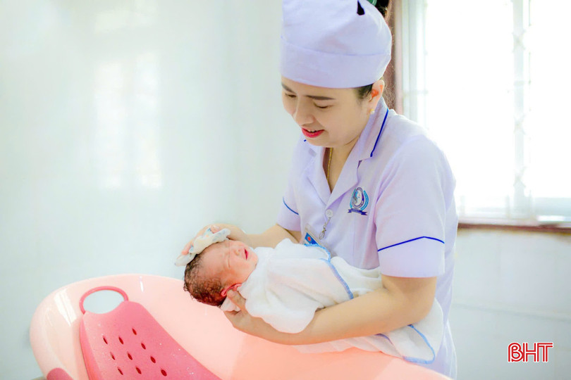 Uống vắc-xin Rota là giải pháp hữu hiệu để phòng bệnh tiêu chảy cấp do virus Rota, bảo vệ sức khỏe trẻ em. bqbht_br_dieu-duong-7.jpg